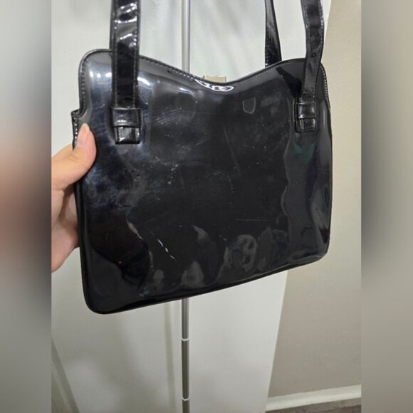 Black Patent Leather Handbag with Gold Chain Detail – Chic and Versatile - Picture 6 of 9